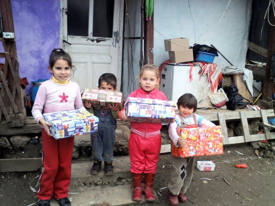 Am donat haine la o familie săracă