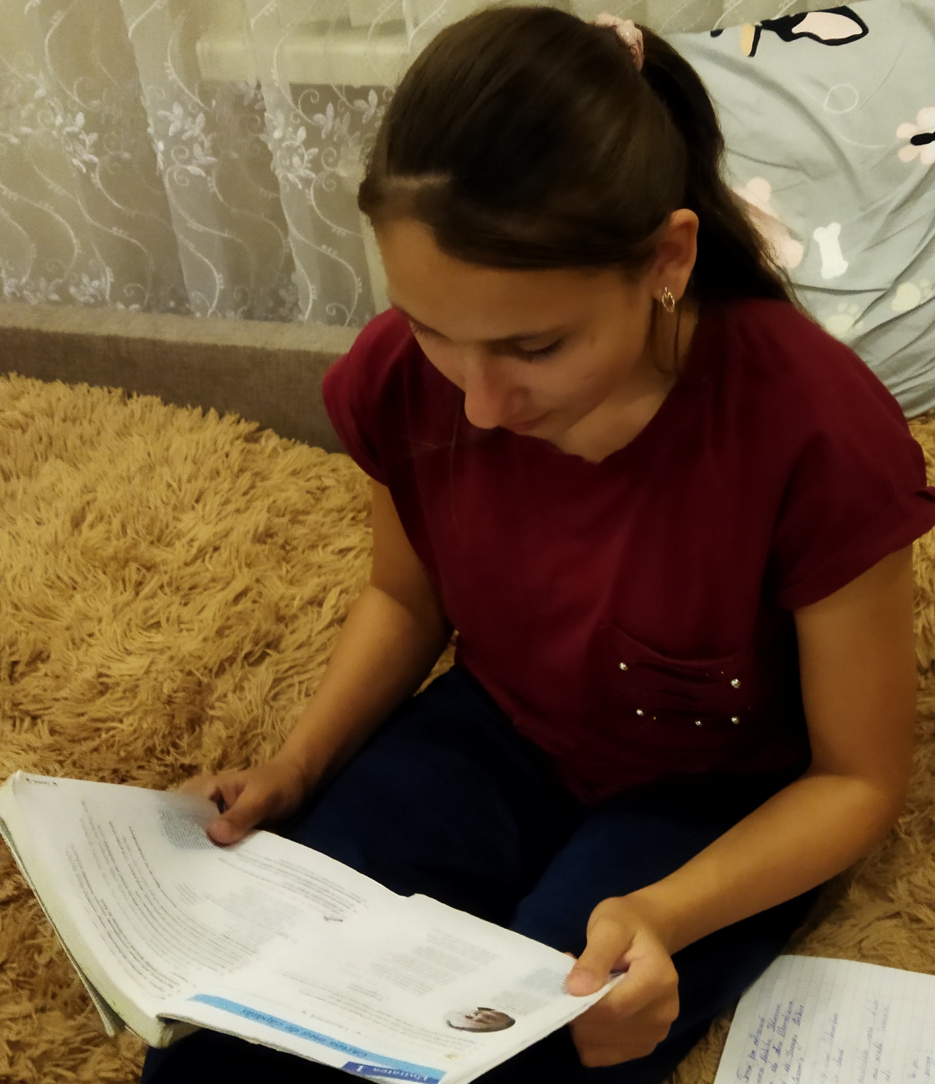 Ajut pe sora să învețe poezia și să facă exercițiile