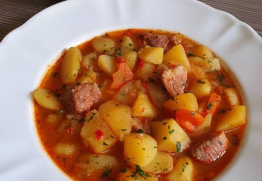 Am gătit o tocana de cartofi cu carne pentru o batrana