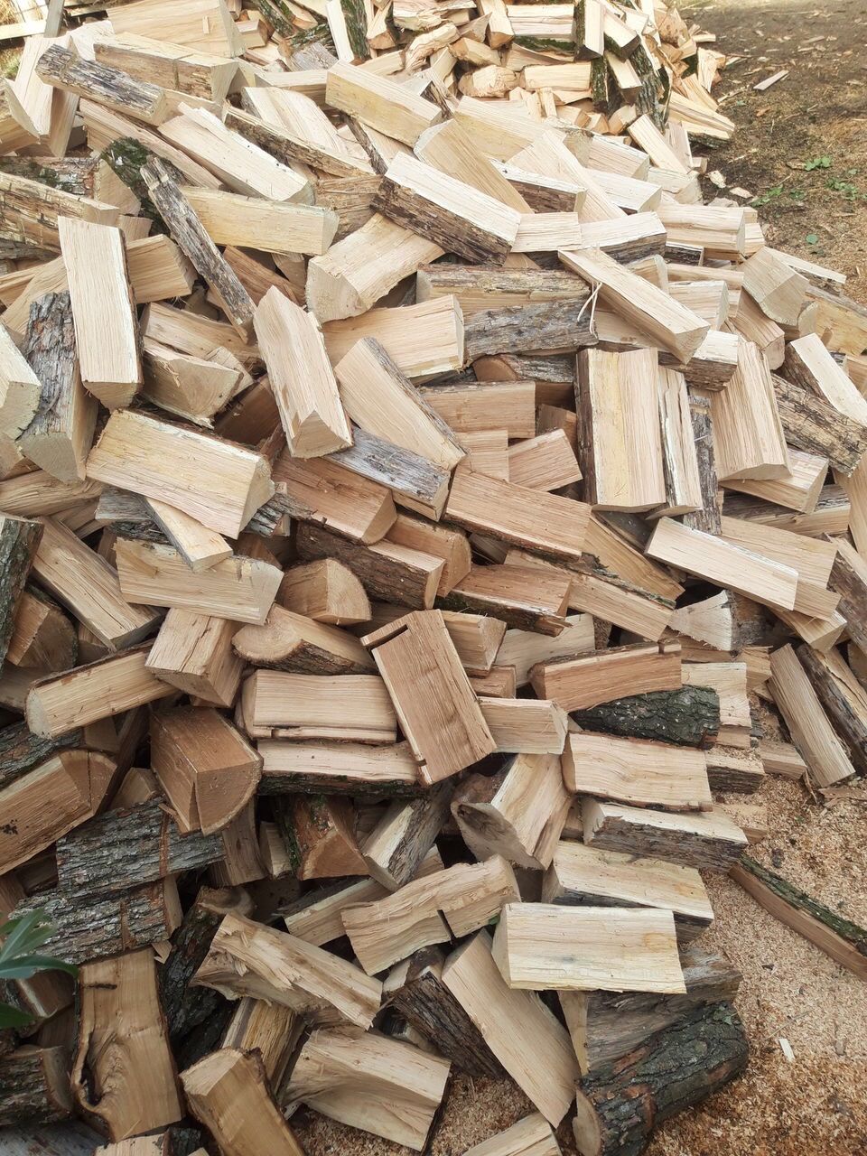 Am ajutat-o pe bunica să despice lemnele