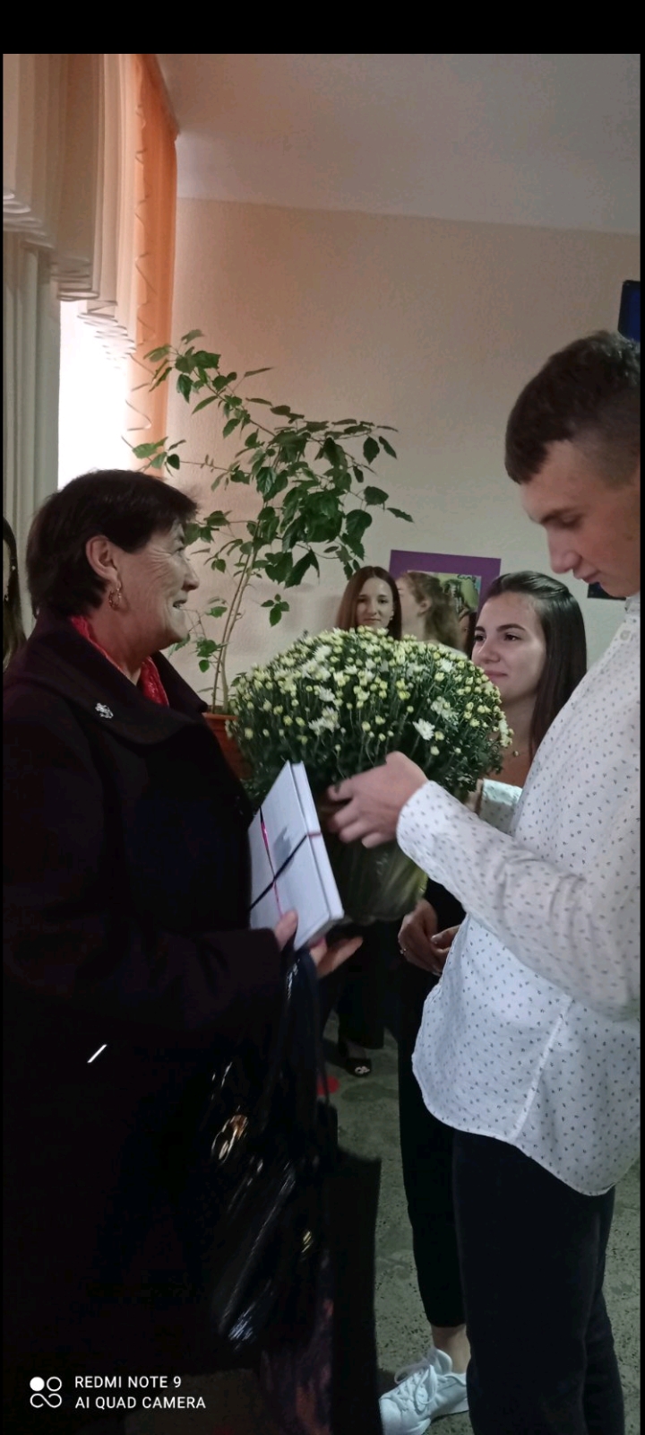 Am ajutat diriginta să organizeze în gimnaziul ,,V.Mereniuc” ziua profesorului